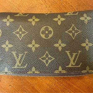 Original Louis Vuitton zipper wallet. Perfect size for your small party bags